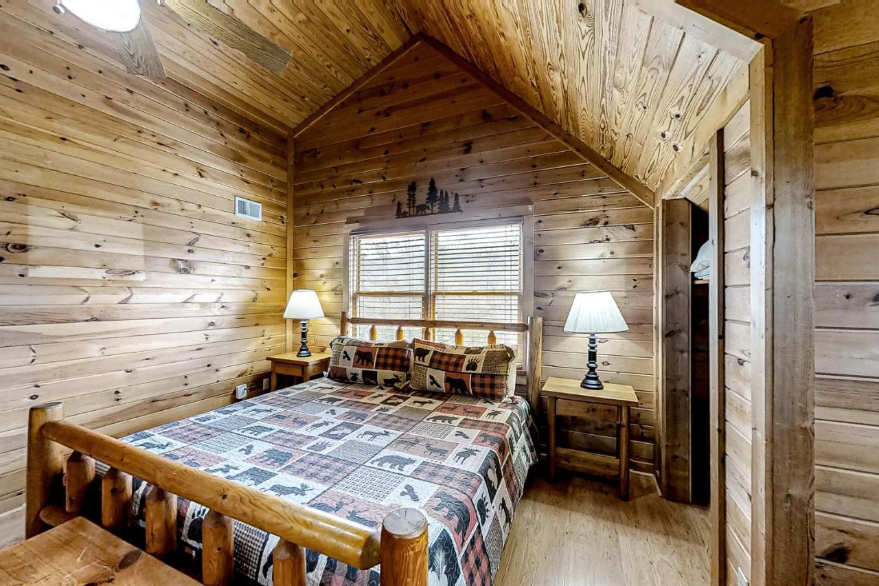 Mountain Lion'S Tales Villa Gatlinburg Exterior photo
